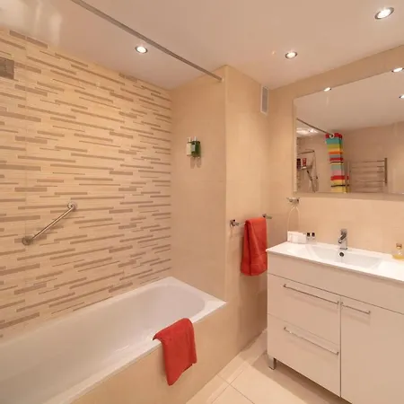 Fabulous Sunny Second Floor - Edificio Europark - Overlooking Gardens And Pools. Appartamento *